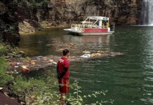 Suben a ocho los muertos por caída de una pared rocosa sobre barcas en Brasil