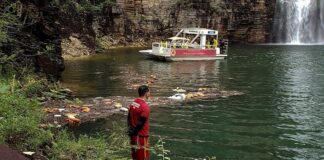 Suben a ocho los muertos por caída de una pared rocosa sobre barcas en Brasil