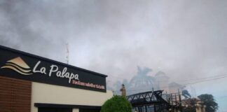 Incendio consume reconocido restaurante en La Ceiba