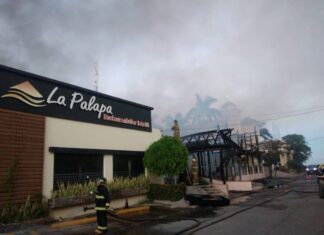 Incendio consume reconocido restaurante en La Ceiba