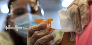 Confirman que las vacunas son efectivas contra ómicron y otras variantes