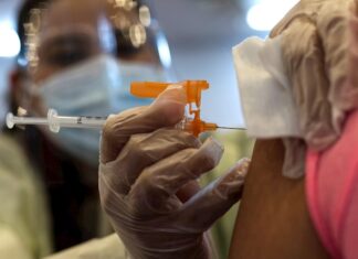 Confirman que las vacunas son efectivas contra ómicron y otras variantes