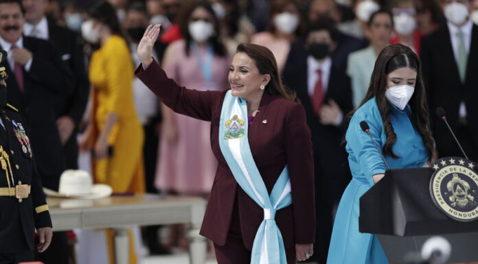 En un hecho histórico, Xiomara Castro asume la presidencia de Honduras