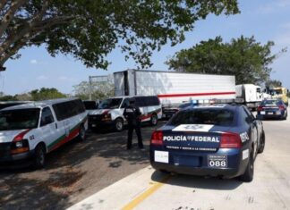 Interceptan a 65 migrantes hacinados en un tráiler en el norte de México