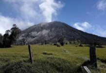 Autoridades refuerzan vigilancia del volcán Turrialba en Costa Rica, frente a erupciones