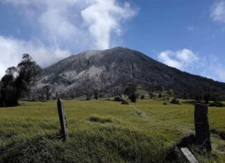 Autoridades refuerzan vigilancia del volcán Turrialba en Costa Rica, frente a erupciones