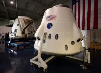 Una cápsula Dragon realiza chapuzón en el mar en su regreso a la Tierra