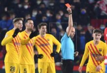 El Barcelona acaba con diez jugadores y sigue fuera de la ‘Champions’