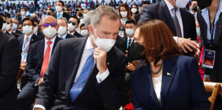 El Rey de España y Kamala Harris dialogan en la investidura de Xiomara Castro en Honduras