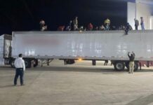 Detienen a 359 migrantes en un tractocamión en el estado mexicano de Veracruz