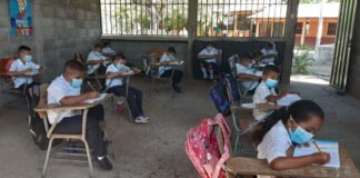 Niños hondureños deben volver a las escuelas hasta estar vacunados, dice pediatra