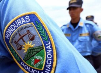 ¡Suspendidos! Dos policías hondureños grabados cobrando a migrantes