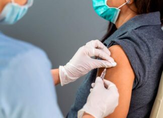 Médicos afirman que vacunarse al mismo tiempo contra la influenza y covid-19 es seguro
