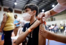 Alrededor de 700 mil estudiantes urgen de la dosis de refuerzo contra el Covid-19 para volver a clases presenciales