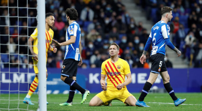 Luuk de Jong rescata al Barcelona tras el empate 2-2 en un derbi de alto voltaje ante el Espanyol