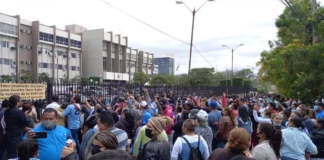 Simpatizantes del Partido Nacional y LIBRE se enfrentan a la entrada de la CSJ