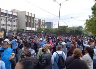 Simpatizantes del Partido Nacional y LIBRE se enfrentan a la entrada de la CSJ
