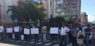 Pacientes renales protestan en Casa presidencial por supuesto cierre de clínicas