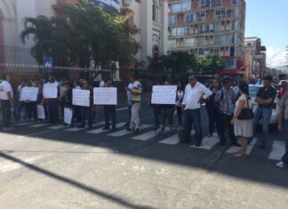 Pacientes renales protestan en Casa presidencial por supuesto cierre de clínicas