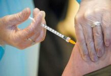 Reino Unido ofrecerá una cuarta dosis a mayores de 75 años y personas vulnerables