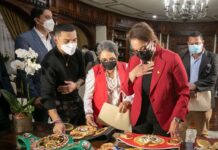 El boxeador Teófimo López obsequia cinturón de campeón firmado por Mike Tyson a la presidenta Xiomara Castro