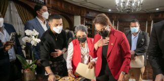 El boxeador Teófimo López obsequia cinturón de campeón firmado por Mike Tyson a la presidenta Xiomara Castro