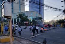 Maestros interinos protestan frente a la Casa Presidencial exigiendo plazas laborales