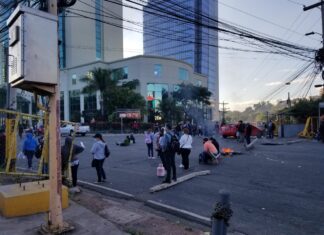 Maestros interinos protestan frente a la Casa Presidencial exigiendo plazas laborales