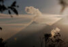 La ceniza que expulsa el volcán de Guatemala alcanza al menos 6 comunidades