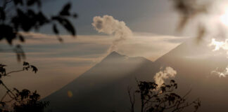 La ceniza que expulsa el volcán de Guatemala alcanza al menos 6 comunidades