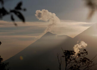 La ceniza que expulsa el volcán de Guatemala alcanza al menos 6 comunidades
