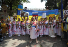 Medio centenar de ucranianos protestan ante embajada de Rusia en México