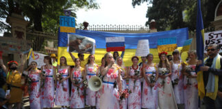 Medio centenar de ucranianos protestan ante embajada de Rusia en México