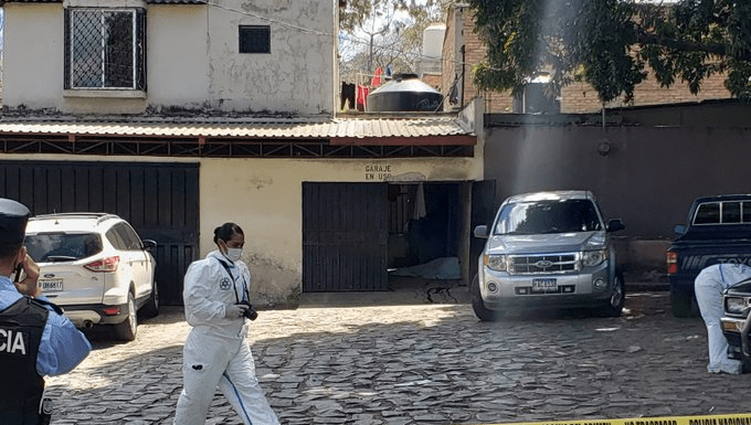 Asesinan a un maestro dentro de su casa en la colonia Kennedy de la capital