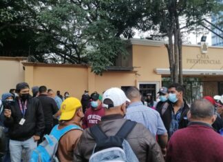Maestros Proheco duermen en las afueras de Casa Presidencial en forma de protesta
