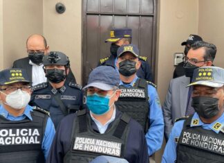El expresidente Hernández pasó su primera noche detenido en las Fuerzas Especiales