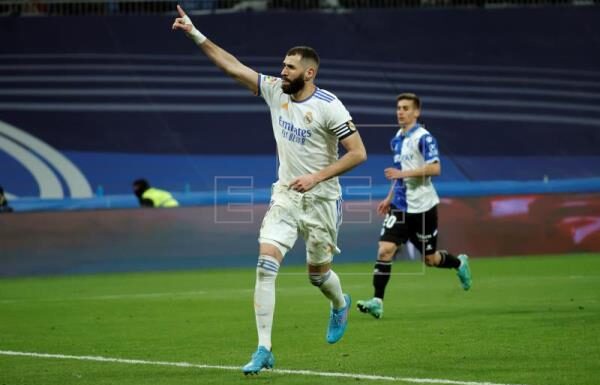 El Real Madrid pasó del silbido a la esperanza tras derrotar 3-0 al Alavés