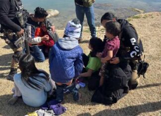 Autoridades mexicanas rescatan a seis menores migrantes hondureños en el río Bravo