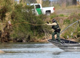 Agentes mexicanos hallan un cuerpo y rescatan a un migrante hondureño en el Río Bravo