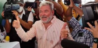 Roberto Contreras vende citas a cinco mil lempiras para tomarse un café con él, y así recaudar fondos para construir un Hospital