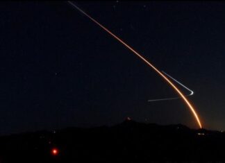 Video capta el dramático reingreso en llamas de satélites Starlink de SpacaeX después de la tormenta geomagnética
