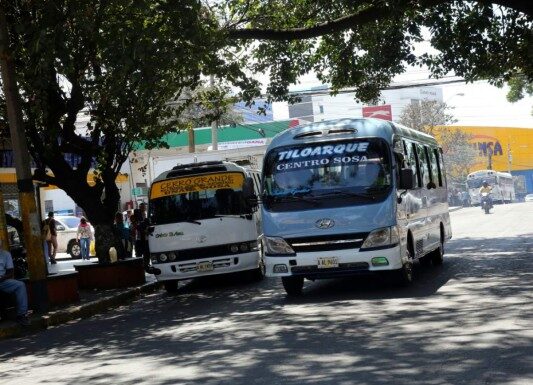 Transportistas pagan hasta 21 mil lempiras mensuales en extorsión, denuncia dirigente