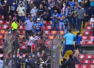 Al menos 22 heridos dejan disturbios en estadio de fútbol en centro de México