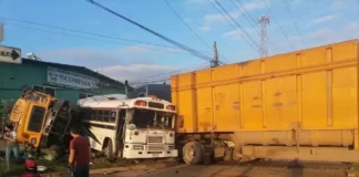 Rastra se lleva de encuentro a dos buses y un carro liviano en la 27 calle de SPS