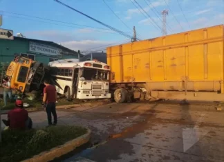 Rastra se lleva de encuentro a dos buses y un carro liviano en la 27 calle de SPS