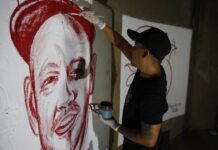 Artista colombiano pinta con sangre humana mural de Residente