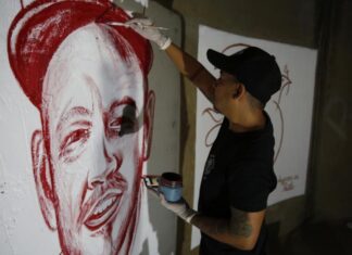 Artista colombiano pinta con sangre humana mural de Residente
