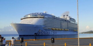 El crucero más grande del mundo llega a la paradisíaca Isla de Roatán, con más de 6.500 personas a bordo