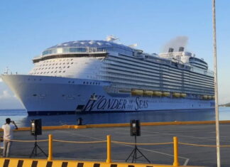 El crucero más grande del mundo llega a la paradisíaca Isla de Roatán, con más de 6.500 personas a bordo
