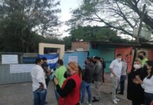 Maestros interinos se toman la Dirección Departamental de Francisco Morazán